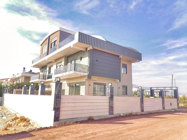 Villa 7 + 1 in the Doshemealti area - Antalya