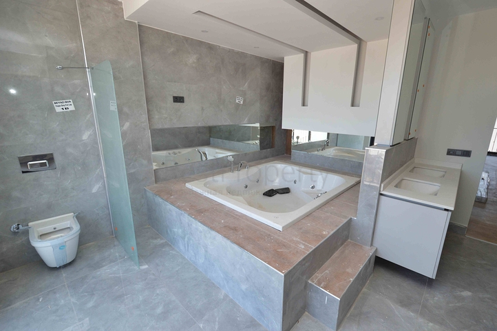 Villas in a luxurious 5 + 1 complex in the prestigious Lara - Antalya