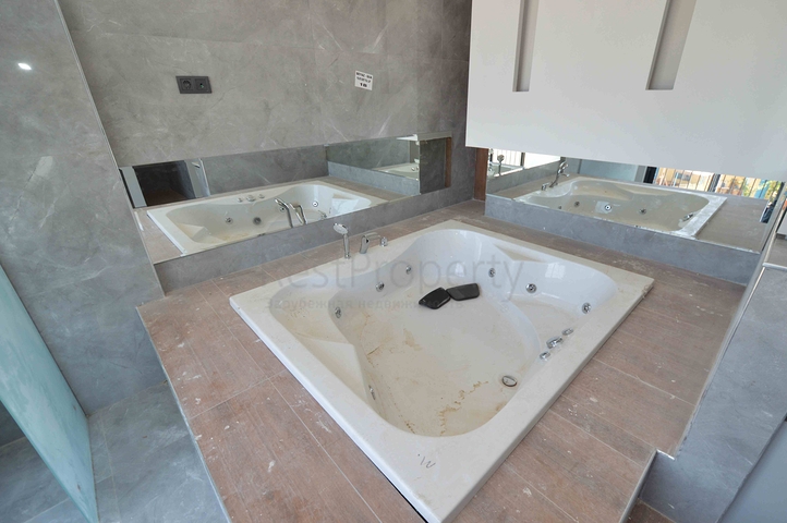 Villas in a luxurious 5 + 1 complex in the prestigious Lara - Antalya