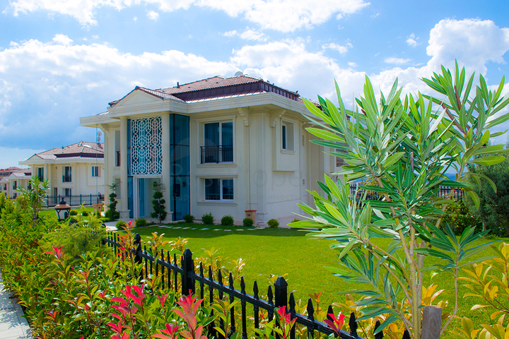 For sale 7 bedroom Luxury separate villa in Buyukcekmece For sale 7 bedroom Luxury separate villa in Buyukcekmece