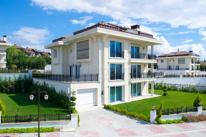 For sale 7 bedroom Luxury separate villa in Buyukcekmece For sale 7 bedroom Luxury separate villa in Buyukcekmece
