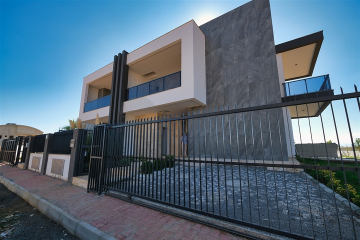 Cozy 4+1 villa in the area of Doshemealti - Antalya 