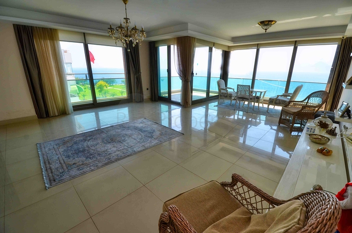 A 5+1 apartment in the Lara Antalya neighborhood 