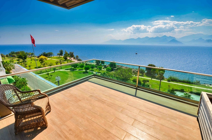 A 5+1 apartment in the Lara Antalya neighborhood 