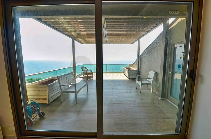 A 5+1 apartment in the Lara Antalya neighborhood 