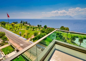 A 5+1 apartment in the Lara Antalya neighborhood 