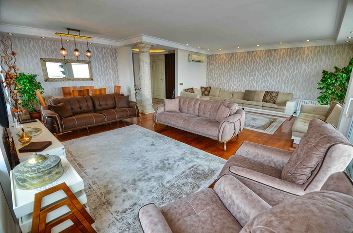 A 4+1 apartment in the Bakhchelievler - Antalya neighborhood 