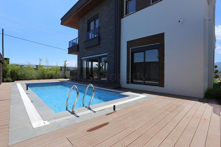 5+1 villa in Doshemealti - Antalya area