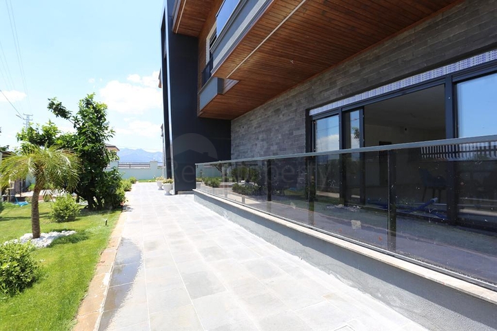 5+1 villa in Doshemealti - Antalya area