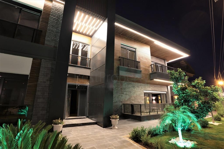 5+1 villa in Doshemealti - Antalya area