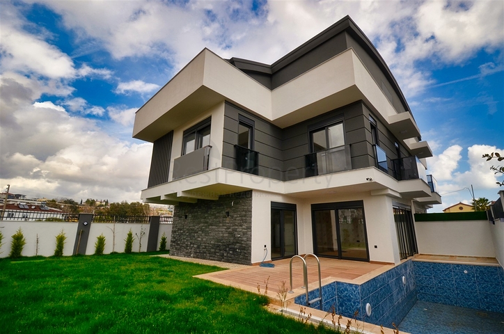 3+1 villas in the Guzeloba - Antalya neighborhood 