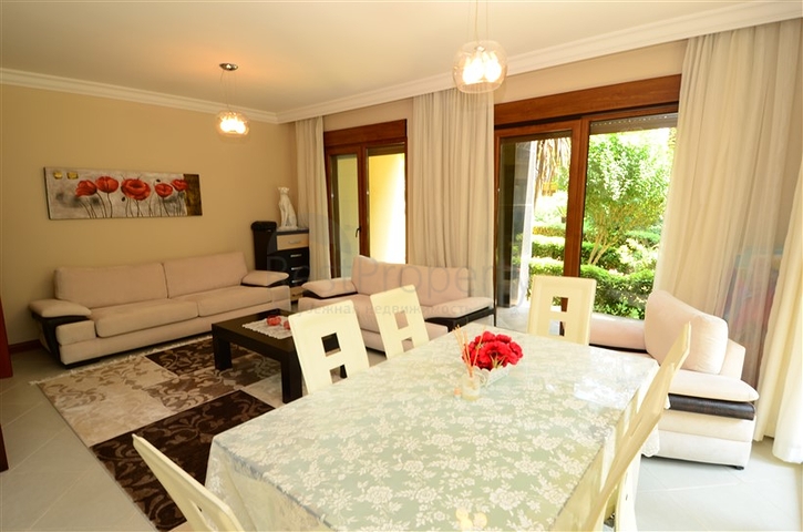 Apartments with access to the garden in the complex on the first line