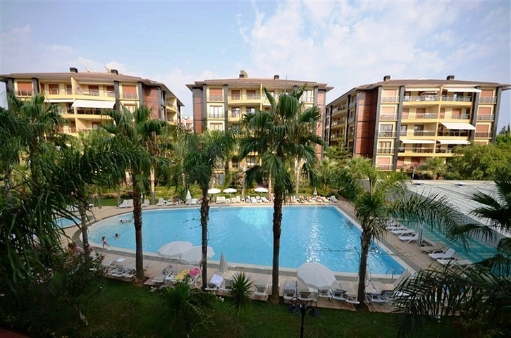 Apartments with access to the garden in the complex on the first line