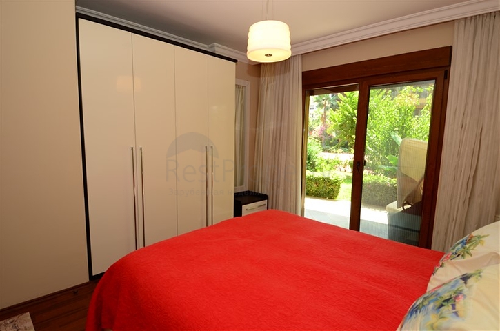 Apartments with access to the garden in the complex on the first line