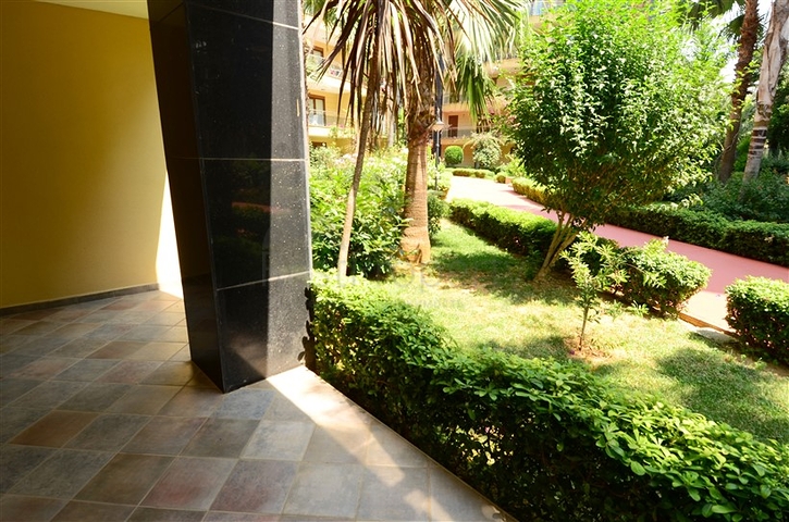 Apartments with access to the garden in the complex on the first line