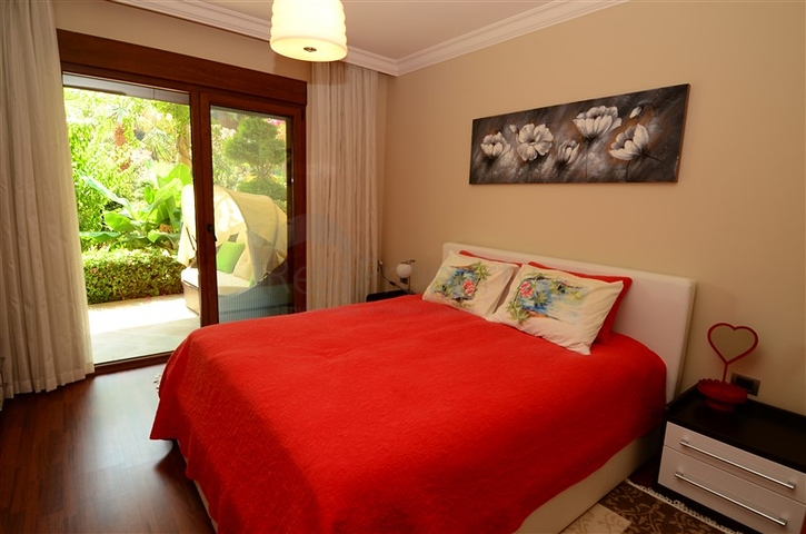 Apartments with access to the garden in the complex on the first line