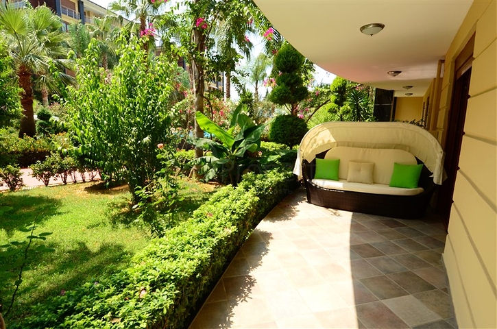 Apartments with access to the garden in the complex on the first line