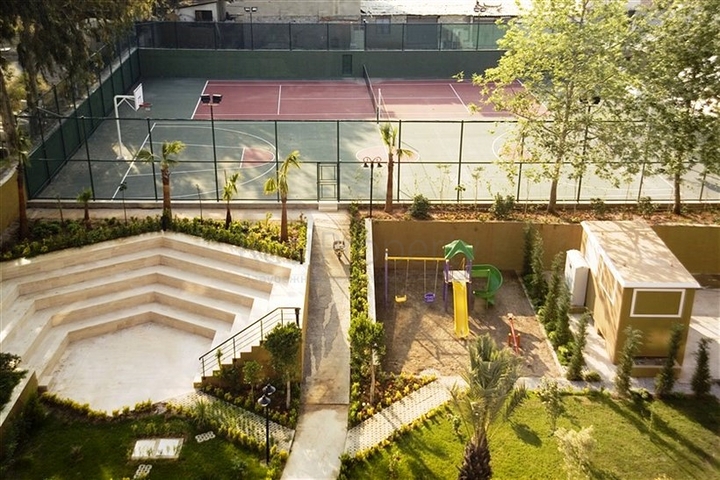 Apartments with access to the garden in the complex on the first line