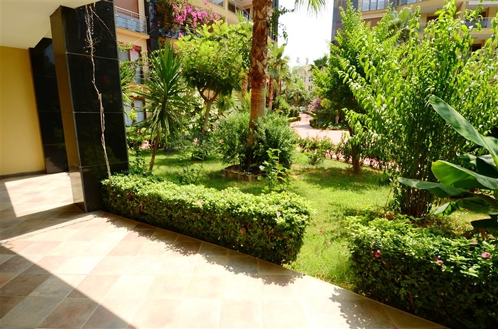 Apartments with access to the garden in the complex on the first line