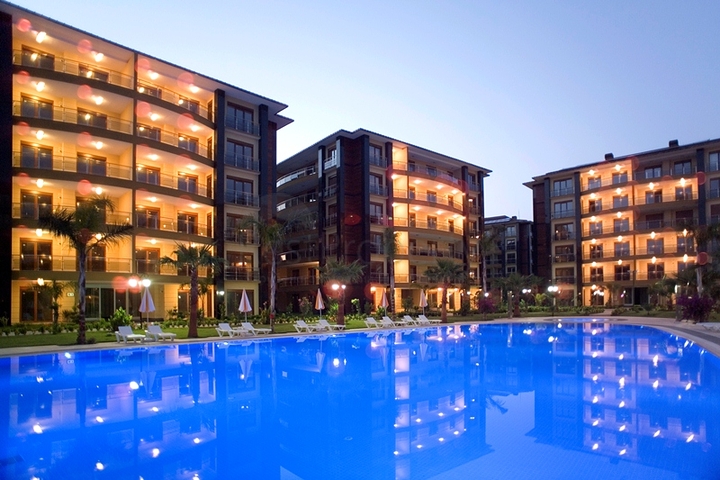 Apartments with access to the garden in the complex on the first line