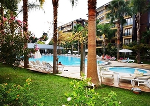 Apartments with access to the garden in the complex on the first line