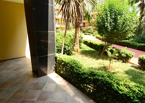 Apartments with access to the garden in the complex on the first line