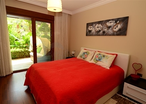 Apartments with access to the garden in the complex on the first line