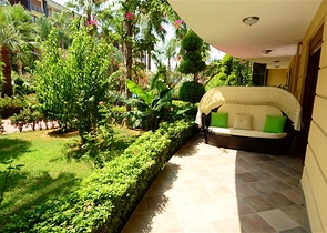 Apartments with access to the garden in the complex on the first line