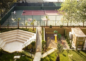 Apartments with access to the garden in the complex on the first line