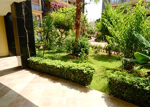 Apartments with access to the garden in the complex on the first line