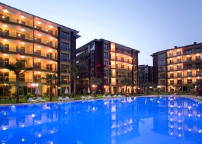 Apartments with access to the garden in the complex on the first line