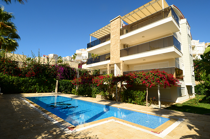 Penthouse with garden in a luxury complex