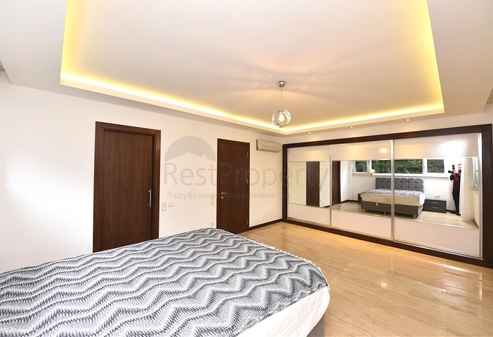 Penthouse with garden in a luxury complex