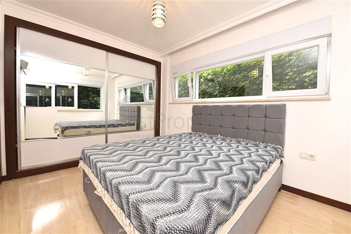 Penthouse with garden in a luxury complex