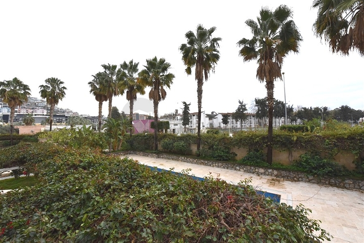 Penthouse with garden in a luxury complex