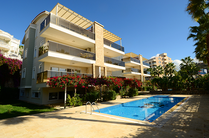 Penthouse with garden in a luxury complex