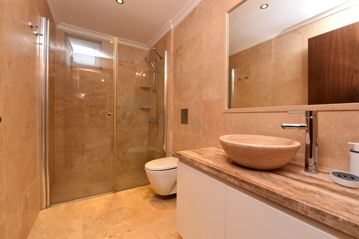 Penthouse with garden in a luxury complex