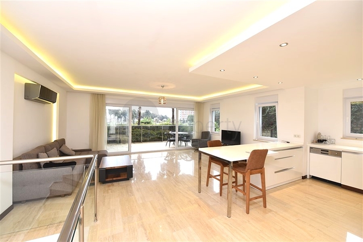 Penthouse with garden in a luxury complex