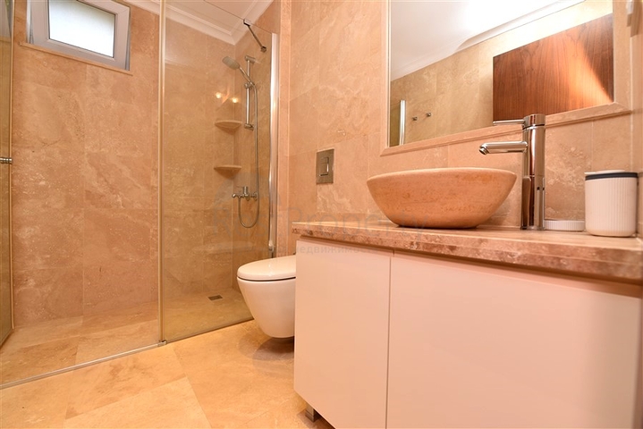 Penthouse with garden in a luxury complex