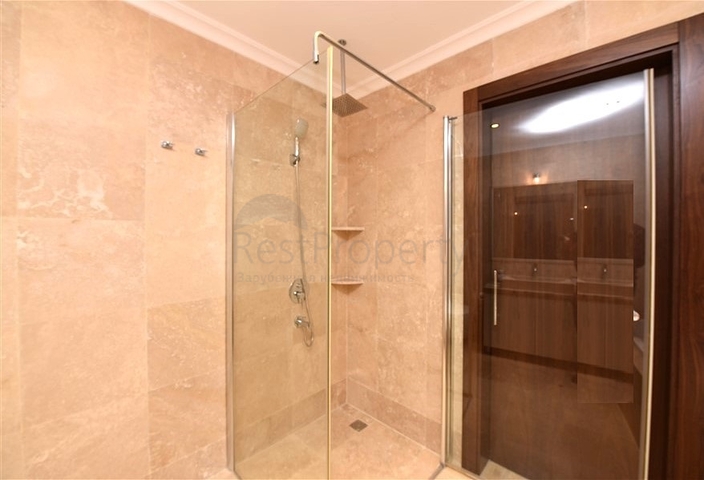 Penthouse with garden in a luxury complex