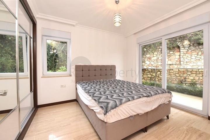 Penthouse with garden in a luxury complex