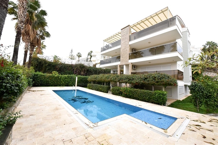 Penthouse with garden in a luxury complex