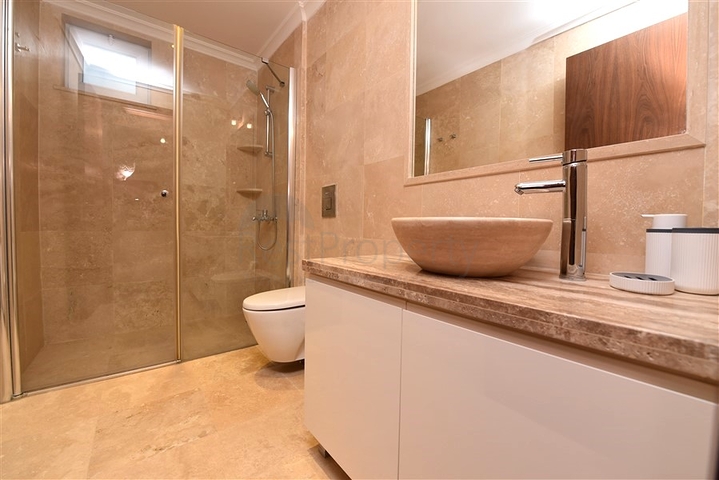 Penthouse with garden in a luxury complex