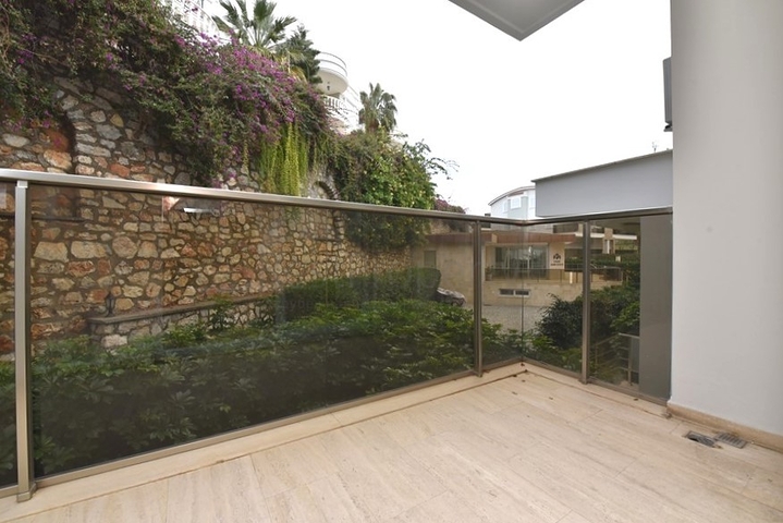 Penthouse with garden in a luxury complex