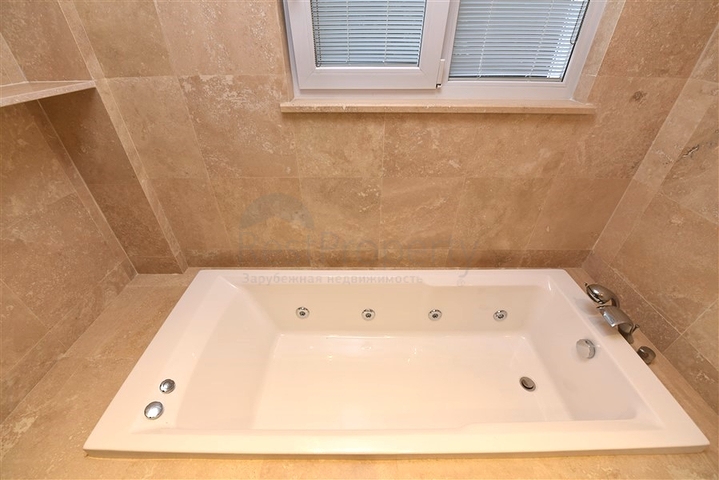 Penthouse with garden in a luxury complex