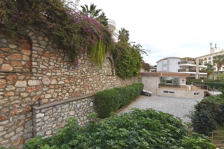 Penthouse with garden in a luxury complex