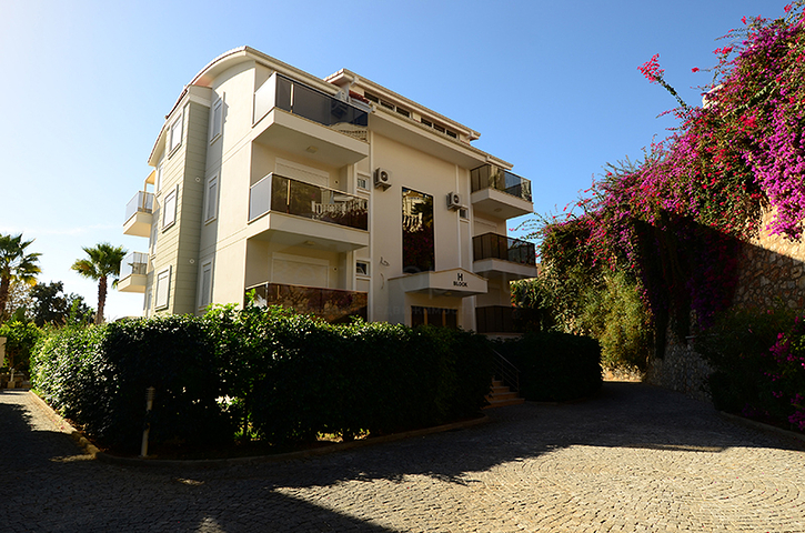Penthouse with garden in a luxury complex