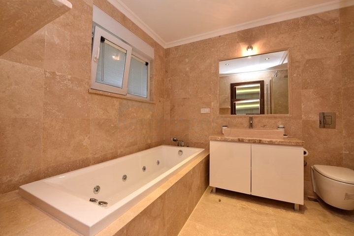 Penthouse with garden in a luxury complex