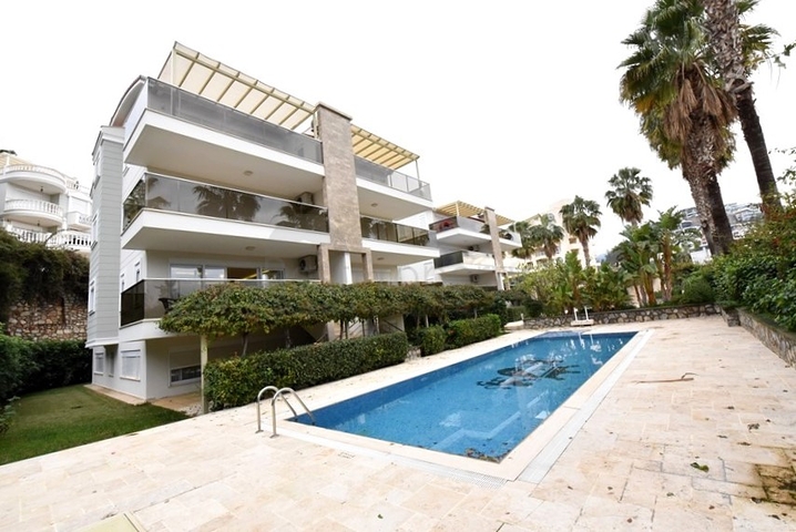 Penthouse with garden in a luxury complex