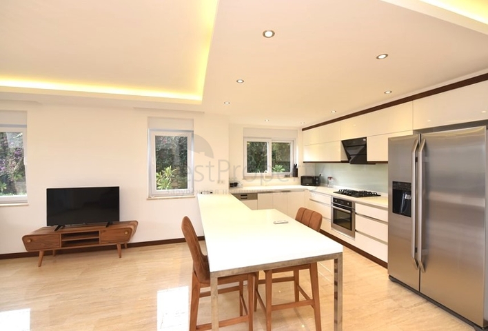 Penthouse with garden in a luxury complex